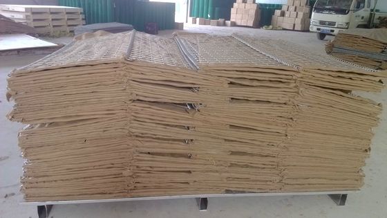 حواجز دفاعية عسكرية حديثة مليئة بالرمل مع نسيج جغرافي بني ، تمت الموافقة عليها من منظمة الصحة العالمية